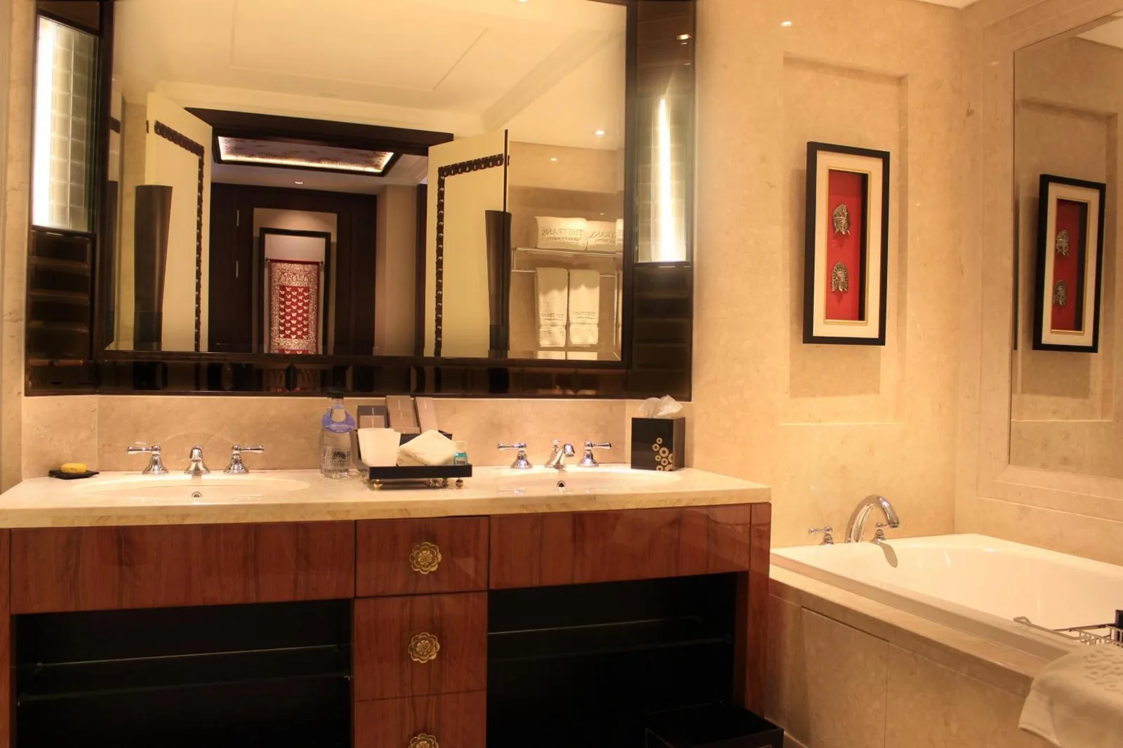 Baño elegante en The Trans Resort Bali