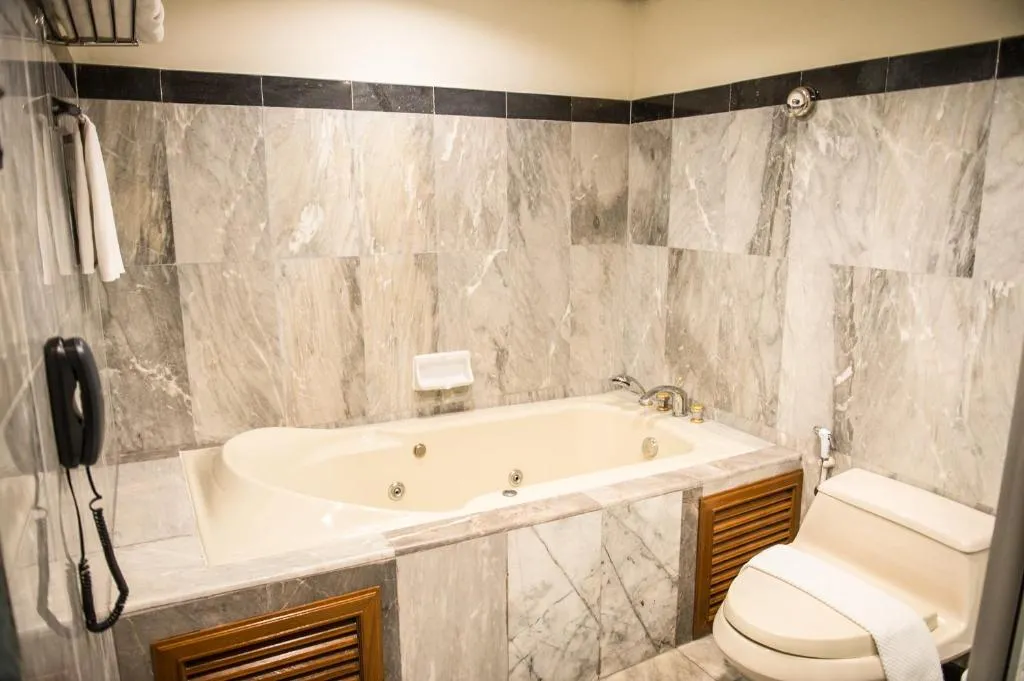 Baño con jacuzzi en El Twin Lotus Hotel, Nakhon Si Thammarat
