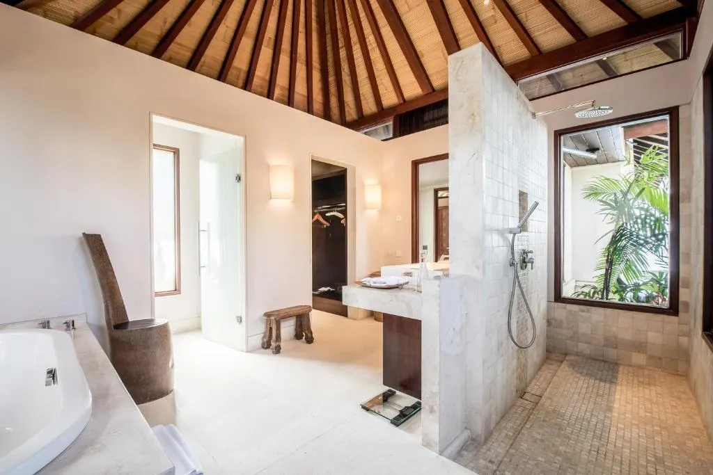 The Ungasan Clifftop Resort modern bathroom