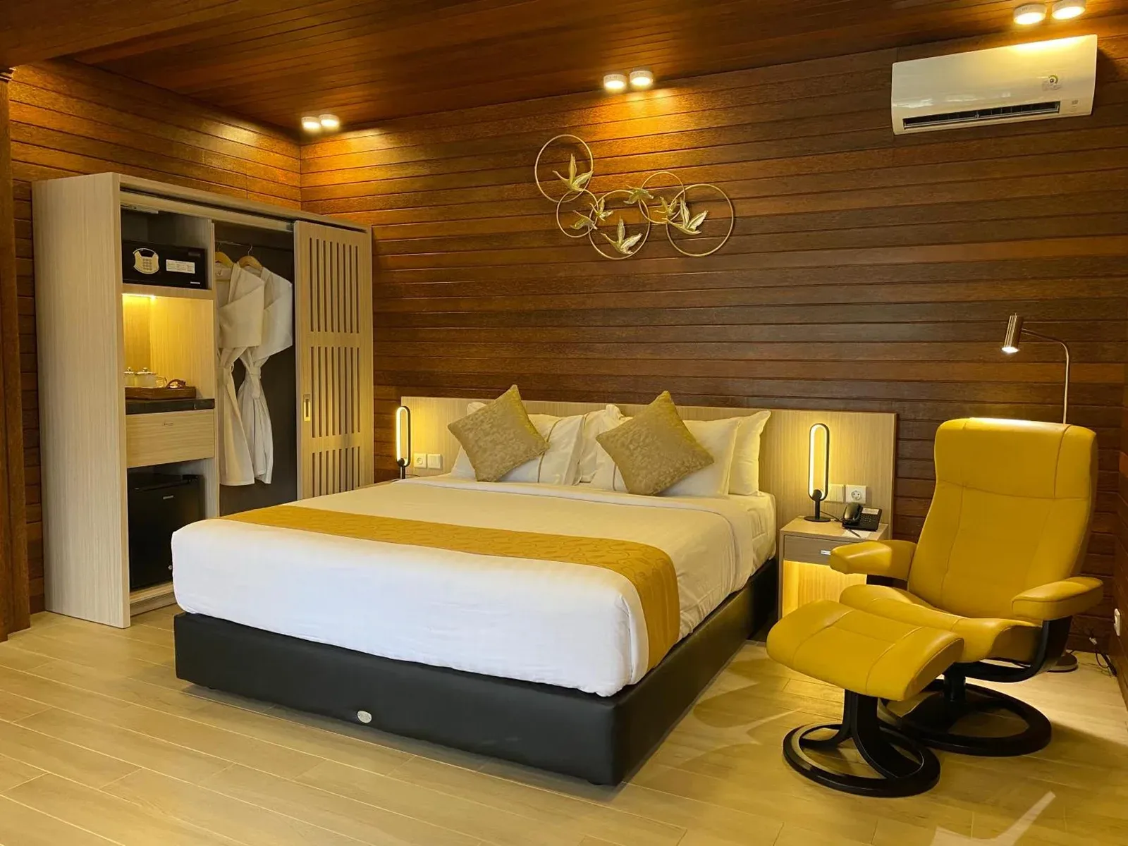 Stilvolles Schlafzimmer im The Valerian Villa Ubud