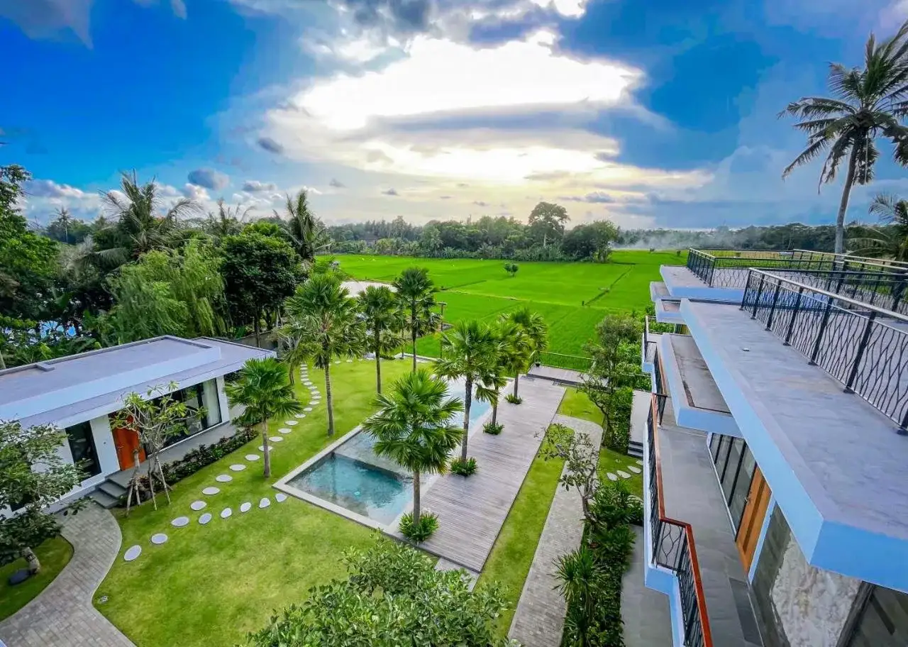 Luftaufnahme von The Valerian Villa Ubud mit üppigem Grün