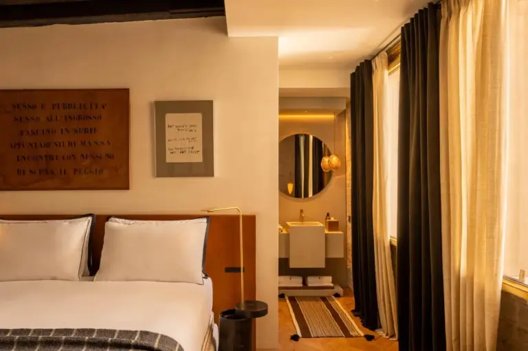 The Venice Venice Hotel – Venice, Italy hotel – a bedroom with a bed and a mirror at The Venice Venice Hotel in Venice