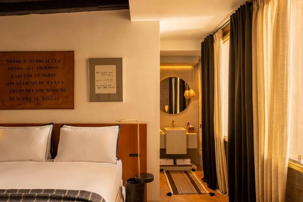The Venice Venice Hotel – Venice, Italy hotel – a bedroom with a bed and a mirror at The Venice Venice Hotel in Venice