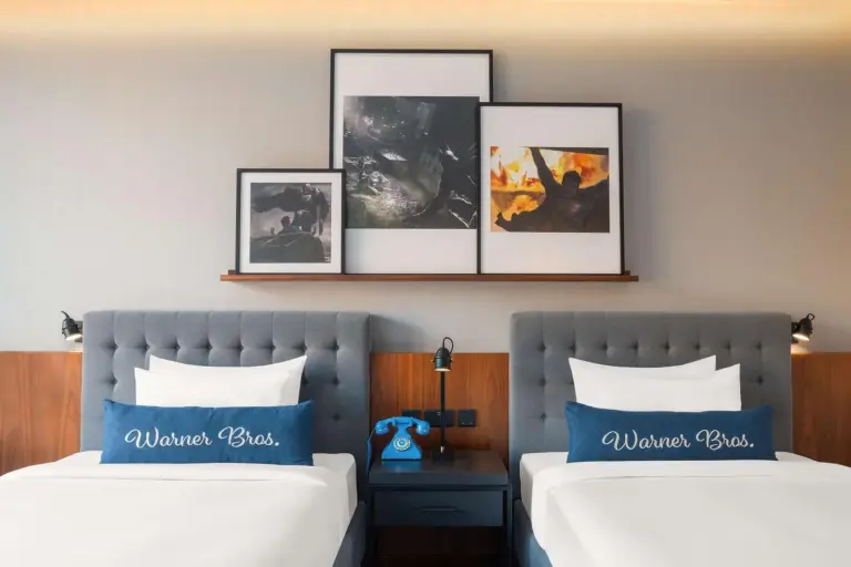 Zweibettzimmer mit Warner Bros.-Dekor im The WB Abu Dhabi, Curio Collection By Hilton