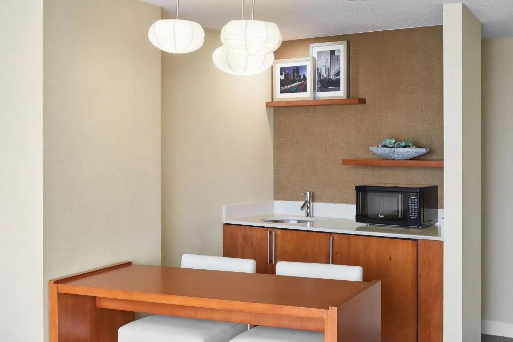 Salle à manger confortable dans une suite de l'hôtel Westin Bonaventure, Los Angeles