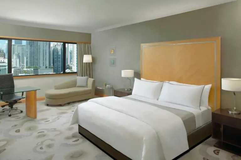 Habitación deluxe en The Westin Grande Sukhumvit, Bangkok con decoración moderna