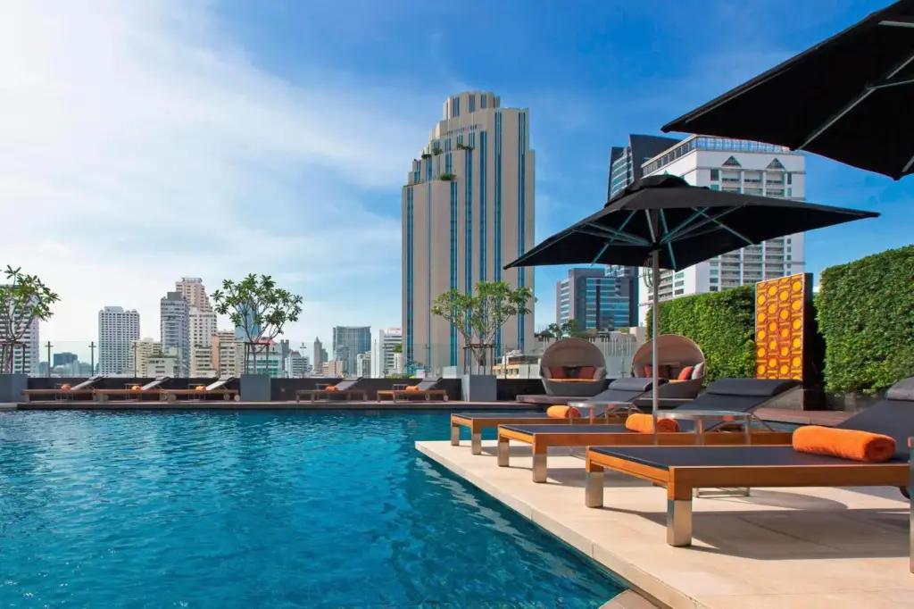 Bereich des Schwimmbads im The Westin Grande Sukhumvit, Bangkok mit Liegen