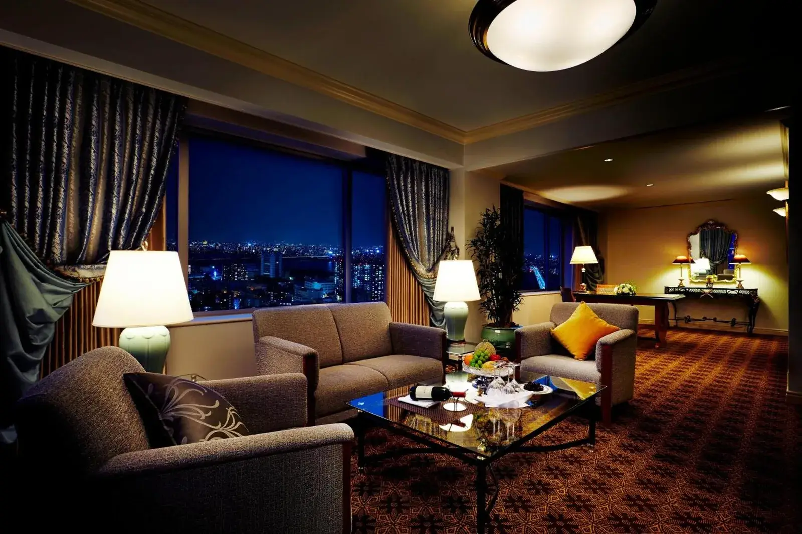 The Westin Osaka – hôtel à Osaka, Japon – une chambre d’hôtel avec deux lits, un bureau et une fenêtre au The Westin Osaka à Osaka