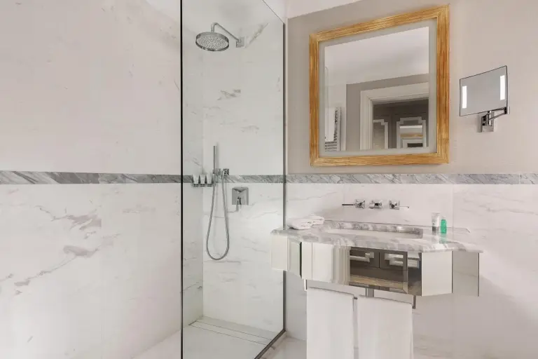 The Westin Palace, Milan elegante baño con acentos de mármol