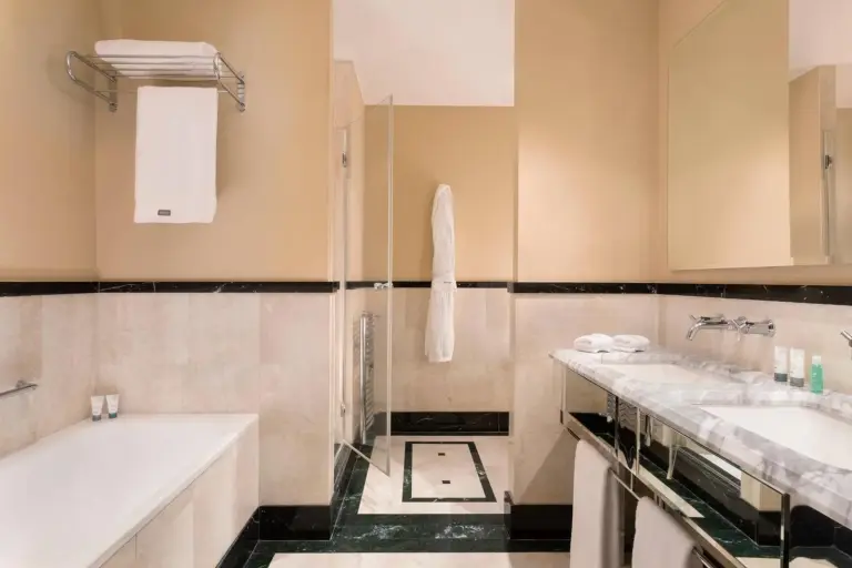 The Westin Palace, Milan lujoso baño con comodidades modernas