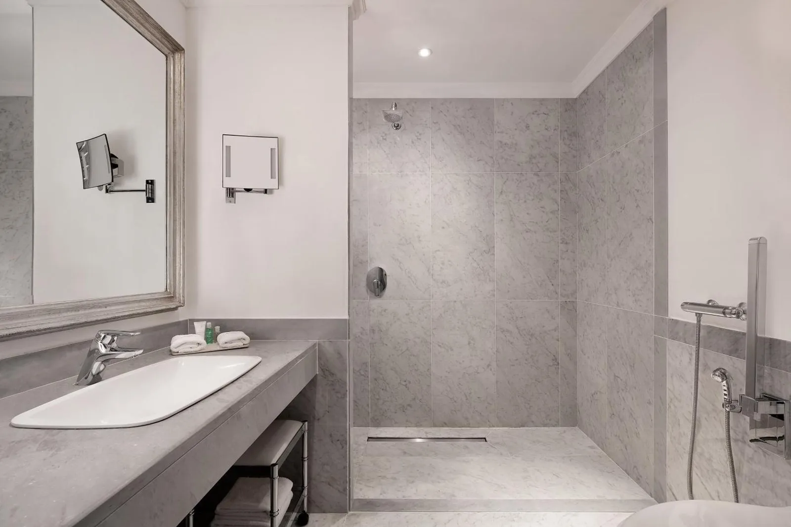 The Westin Palace, Milan moderno baño gris con acabados elegantes