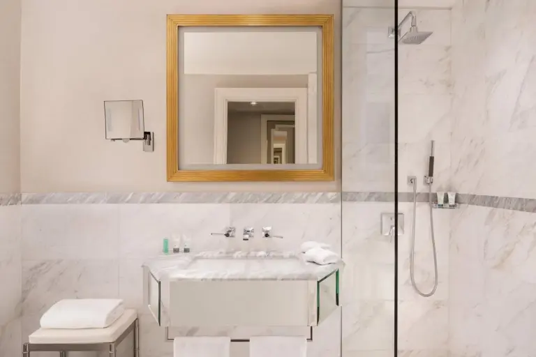 The Westin Palace, Milan moderno baño con diseño elegante