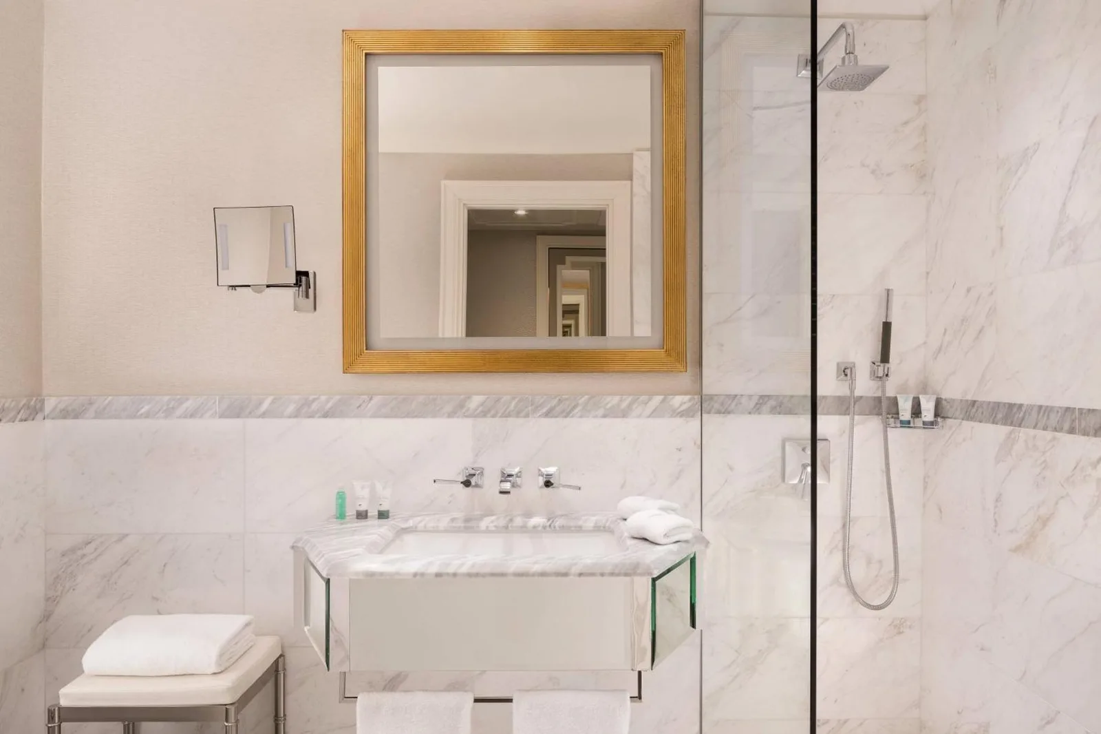 The Westin Palace, Milan moderno baño con diseño elegante