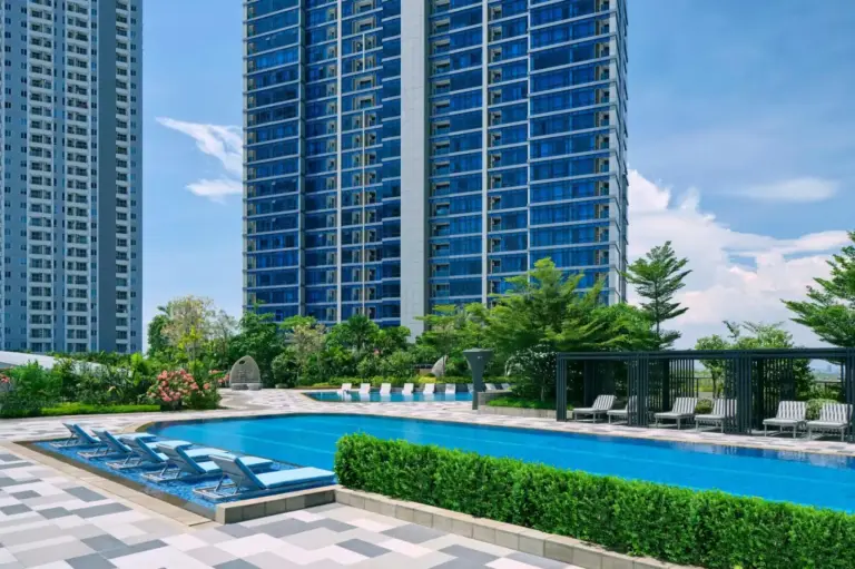Une autre vue de la piscine au The Westin Surabaya