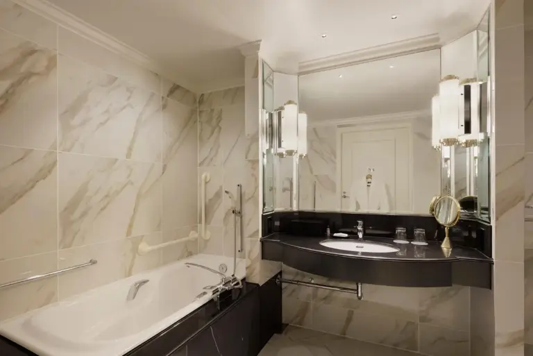 Baño elegante y moderno en The Westin Tokyo