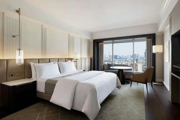 Elegante habitación king en The Westin Tokyo con vistas a la ciudad