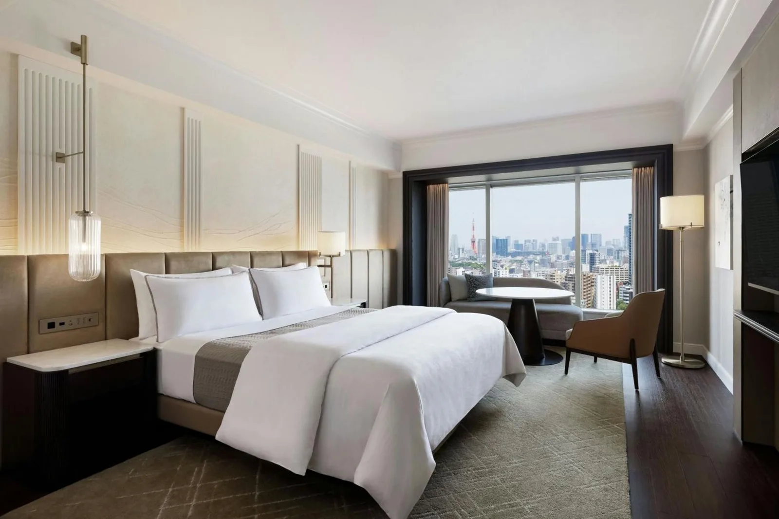 Elegante habitación king en The Westin Tokyo con vistas a la ciudad
