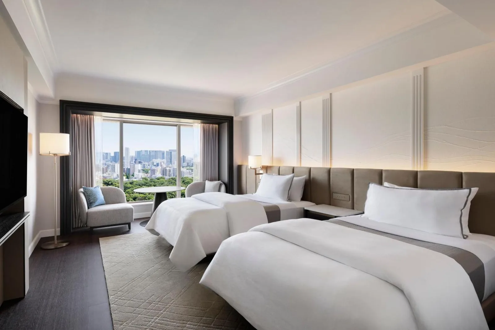 Amplia habitación doble en The Westin Tokyo con vistas a la vegetación
