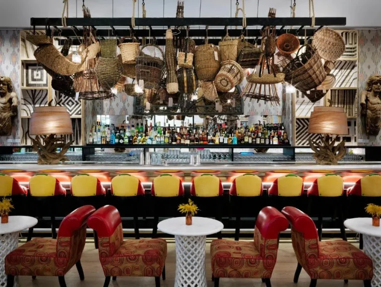 Trendiger Barbereich im The Whitby Hotel in New York