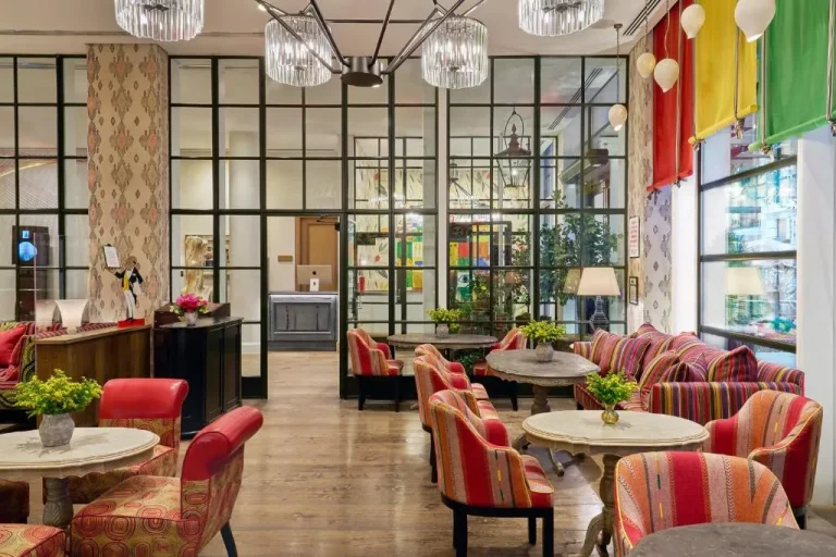Bunte Lobby-Lounge im The Whitby Hotel in New York