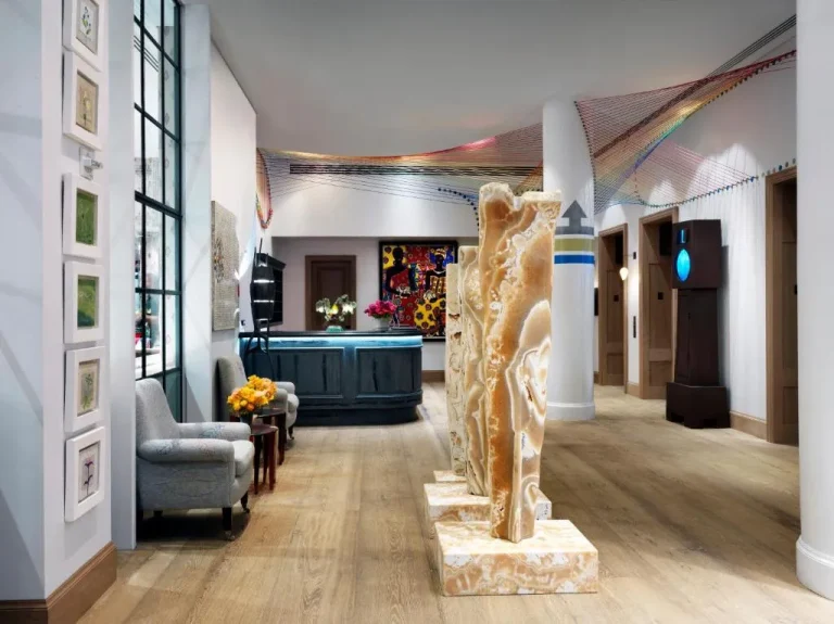 Moderner Empfangsbereich im The Whitby Hotel in New York
