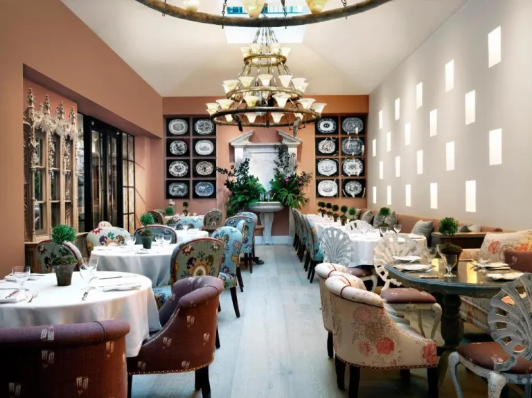 Charmantes Restaurantinterieur im The Whitby Hotel in New York