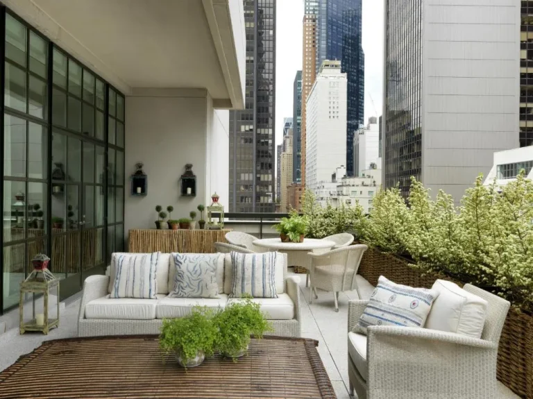 Stilvolle Terrasse im The Whitby Hotel in New York