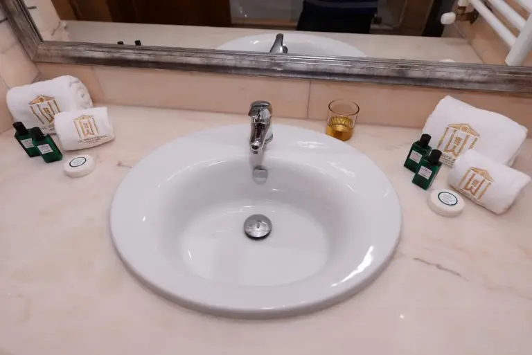 Lavabo del baño en The White Palace Rabat