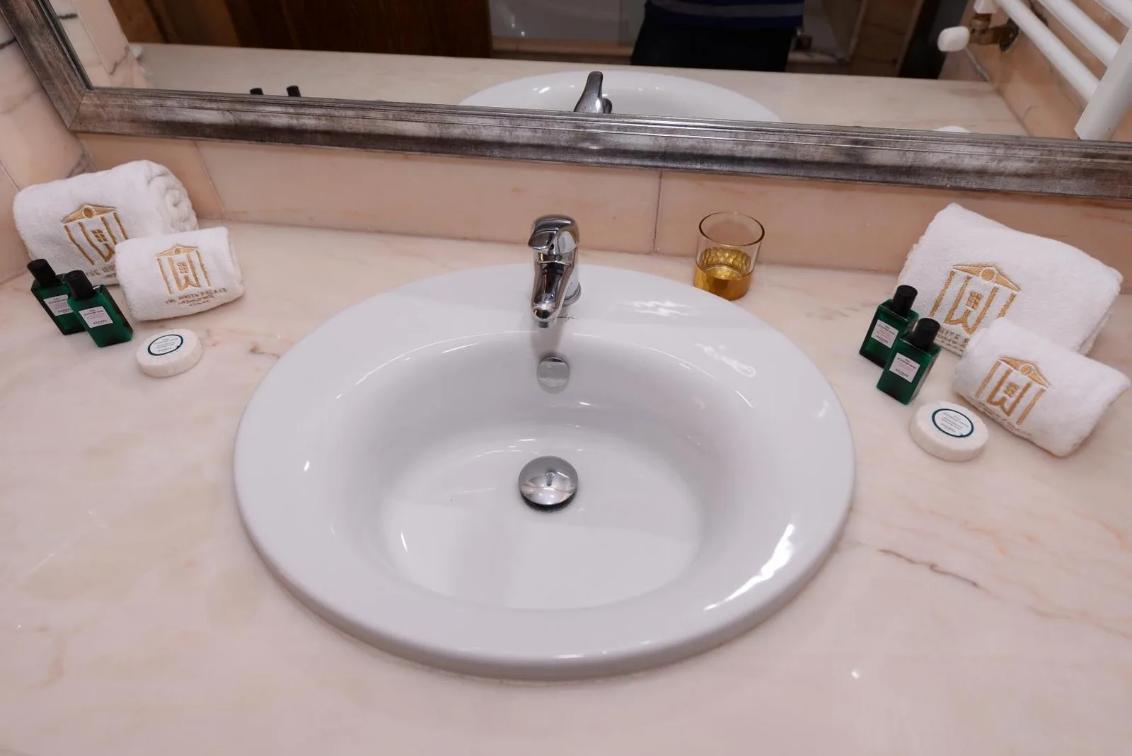 Lavabo del baño en The White Palace Rabat