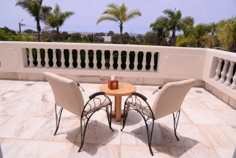 Zona de asientos en la terraza de The White Palace Rabat