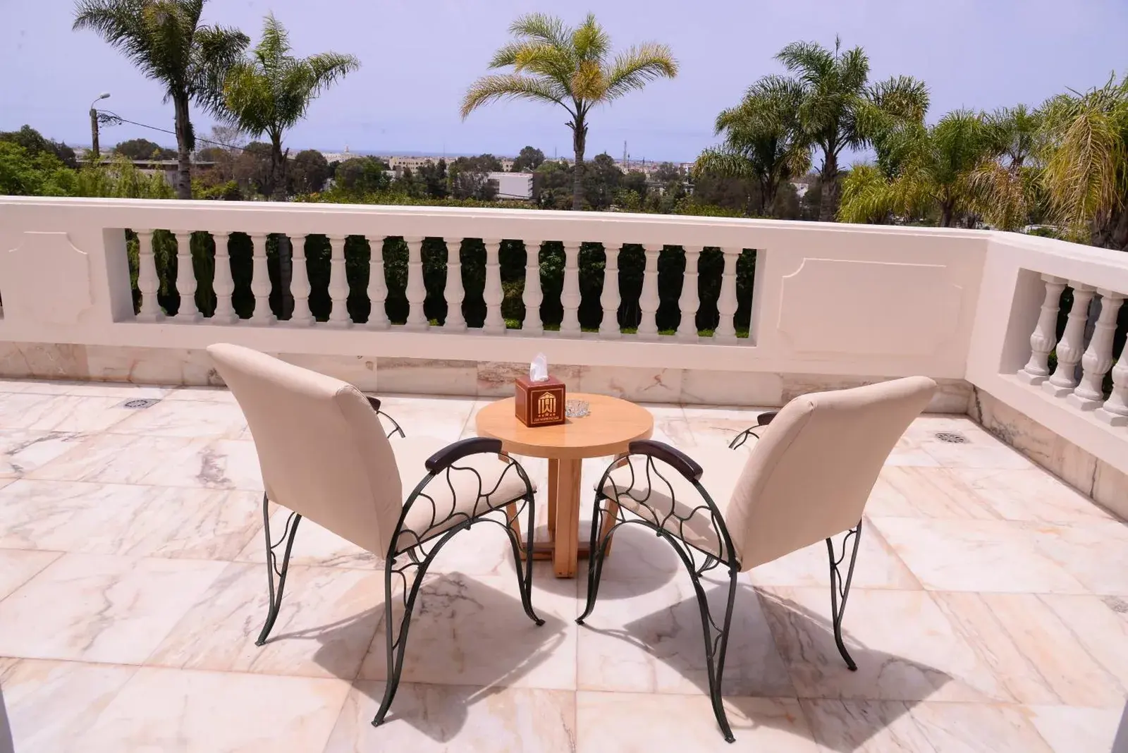 Zona de asientos en la terraza de The White Palace Rabat