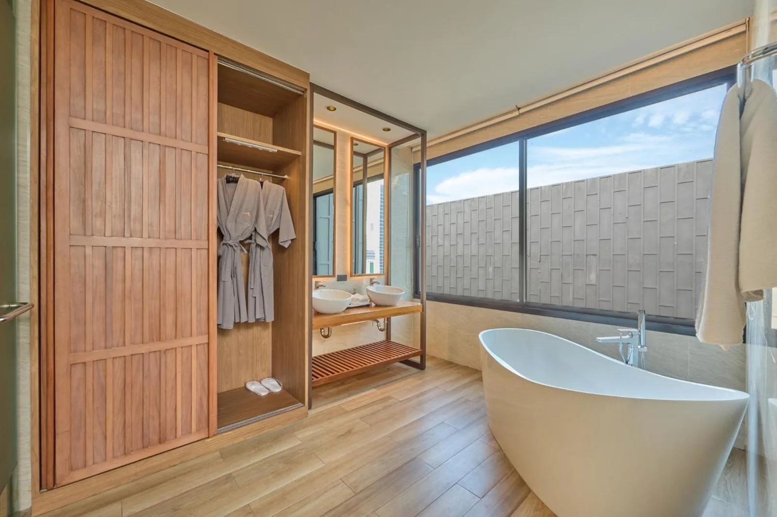 Elegante baño con bañera en The Yana Villas Hua Hin