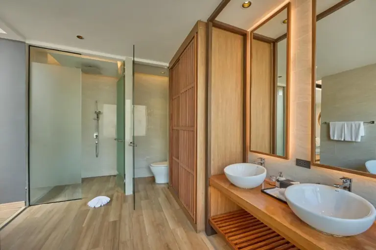 Baño de huéspedes con dos lavabos en The Yana Villas Hua Hin