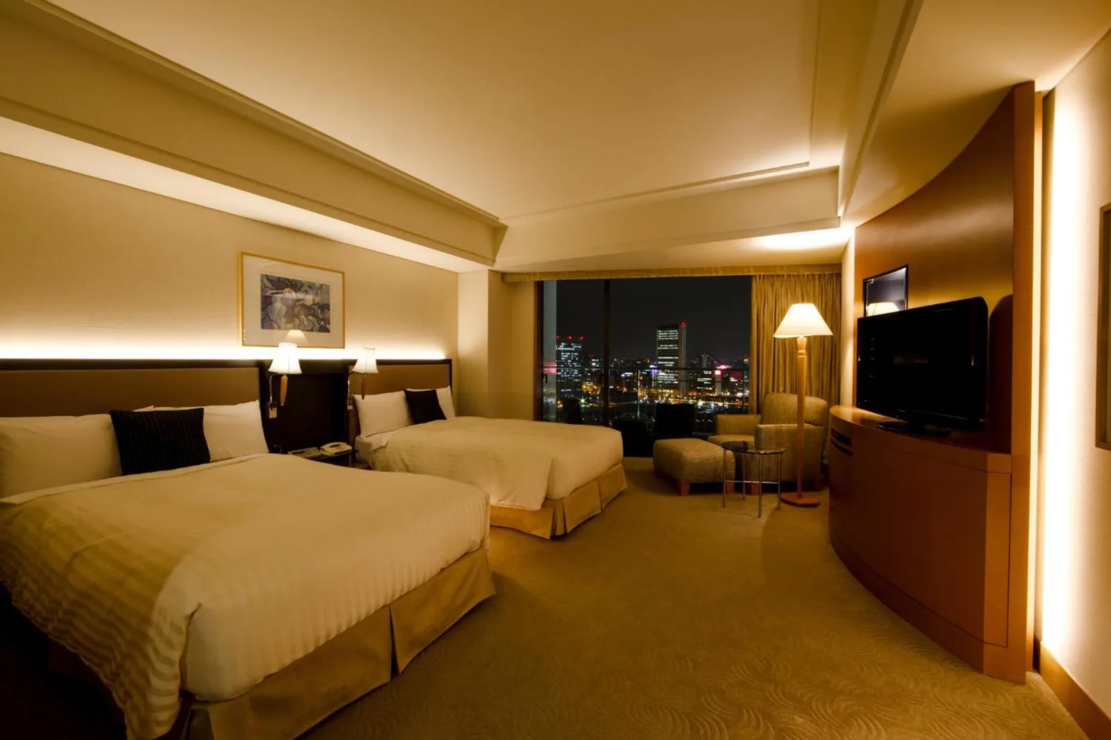 Dormitorio doble en The Yokohama Bay Hotel Tokyu por la noche