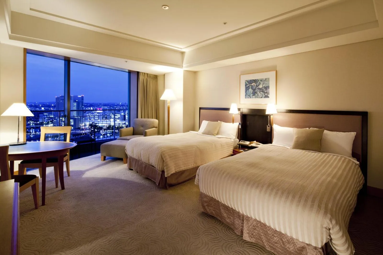 Dormitorio twin en The Yokohama Bay Hotel Tokyu por la noche