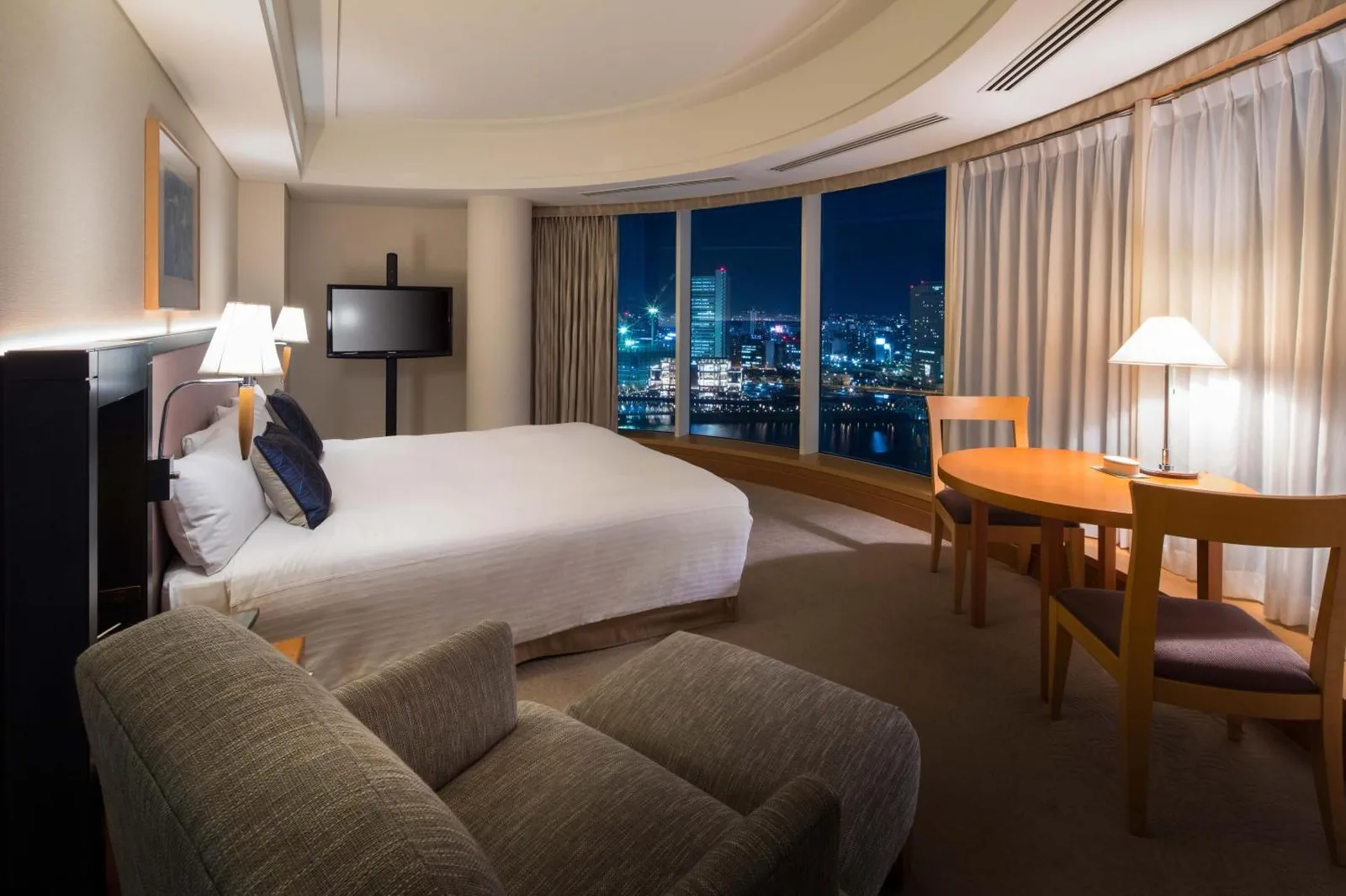 Habitación con cama redonda en The Yokohama Bay Hotel Tokyu