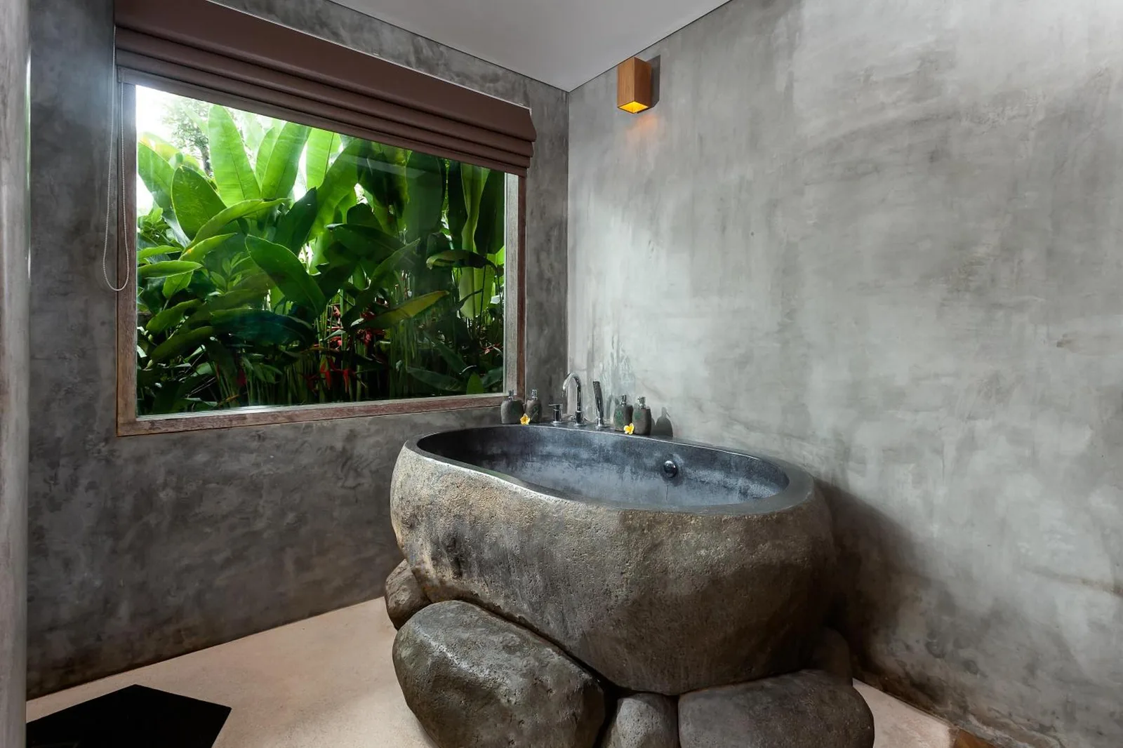 Badezimmer mit Jacuzzi im thewakanda Resort A Pramana Experience in Ubud.