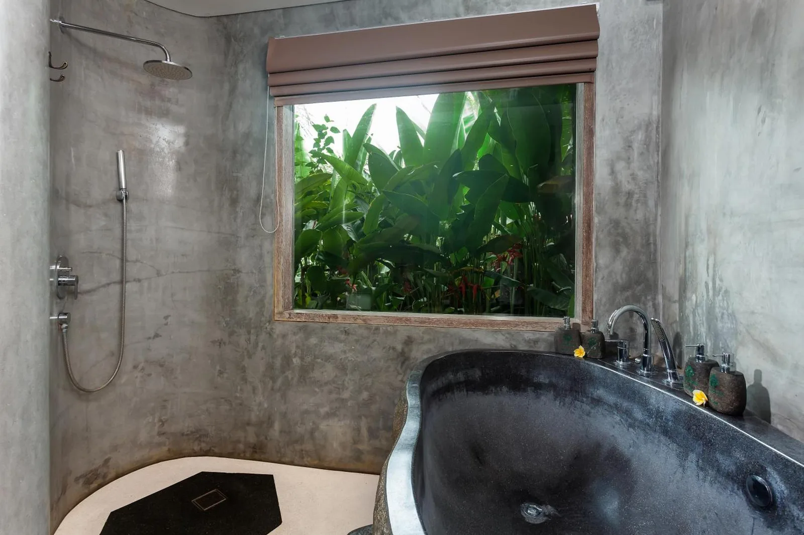 Duschbereich im thewakanda Resort A Pramana Experience in Ubud.