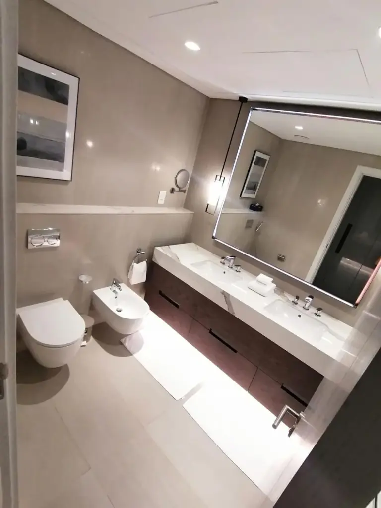 Three Bedroom Apartment at Address Residence Fujairah modernes Badezimmer