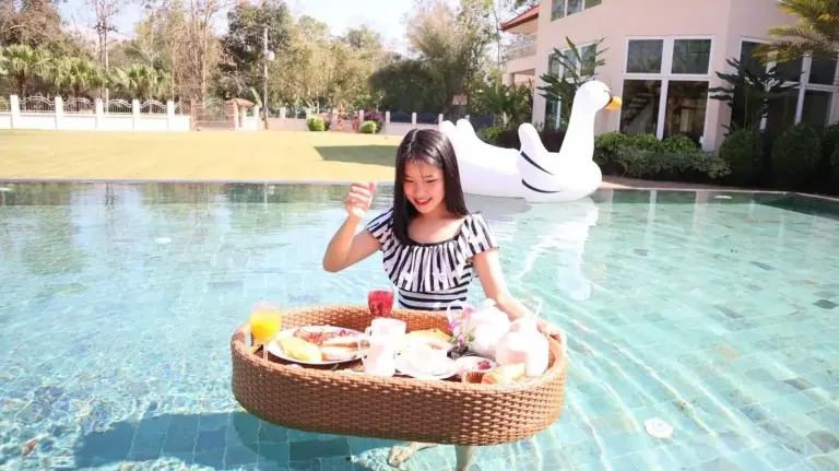 Desayuno en la piscina en Three Kings Private Luxury Villa