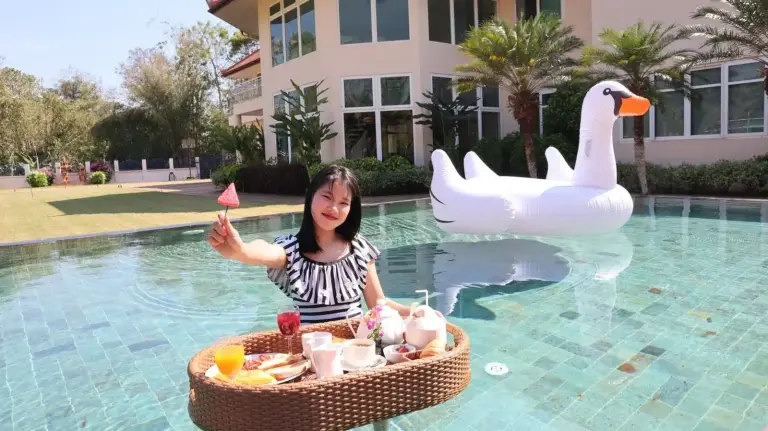 Desayuno flotante en Three Kings Private Luxury Villa