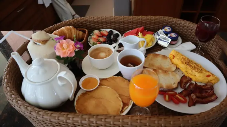 Selección de desayuno gourmet en Three Kings Private Luxury Villa