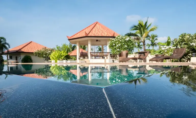 Pérgola junto a la piscina en Three Kings Private Luxury Villa