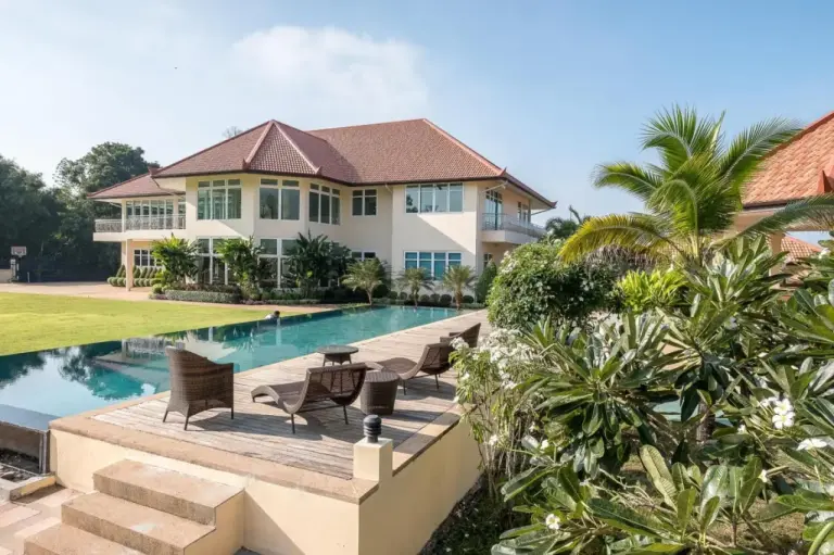 Zona de asientos junto a la piscina en Three Kings Private Luxury Villa