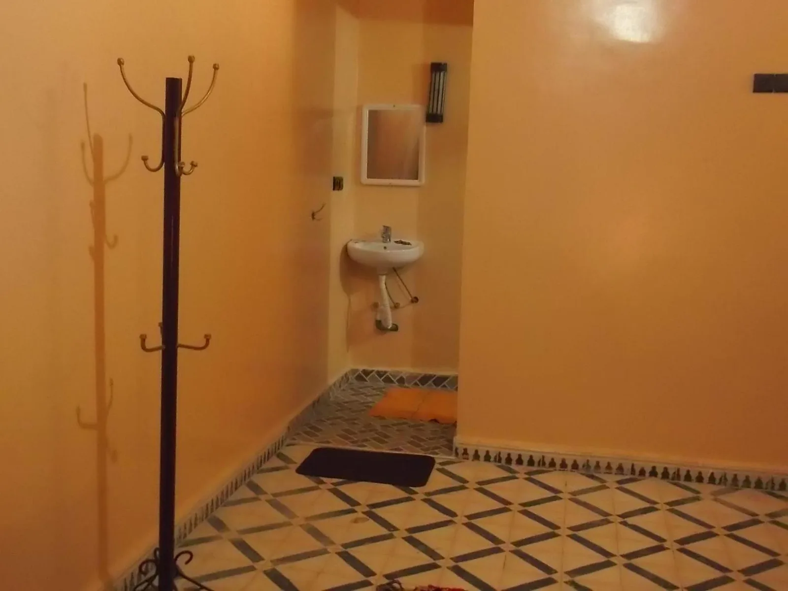 Tifinagh Guest House – hotel en Merzouga, Marruecos – un baño con lavabo y un inodoro en una habitación de Tifinagh Guest House en Merzouga
