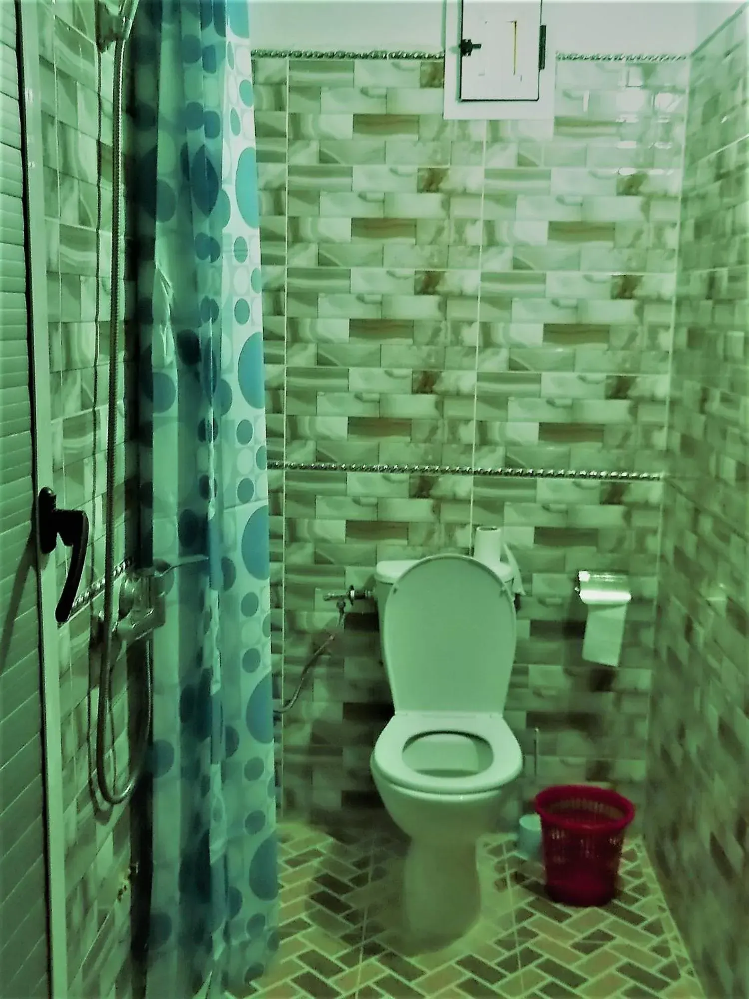 Pasillo del baño y zona de lavado en Tifinagh Guest House en Merzouga con suelo alicatado y perchero