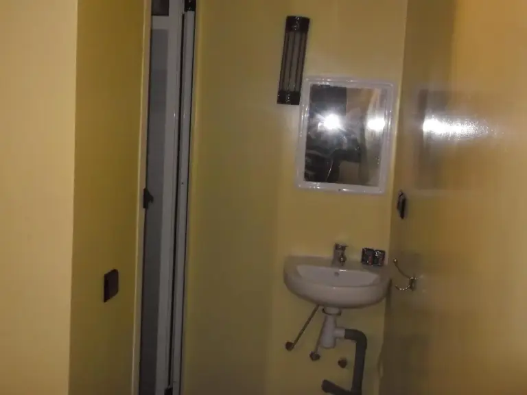Ducha del baño en Tifinagh Guest House en Merzouga con paredes alicatadas y cortina de ducha