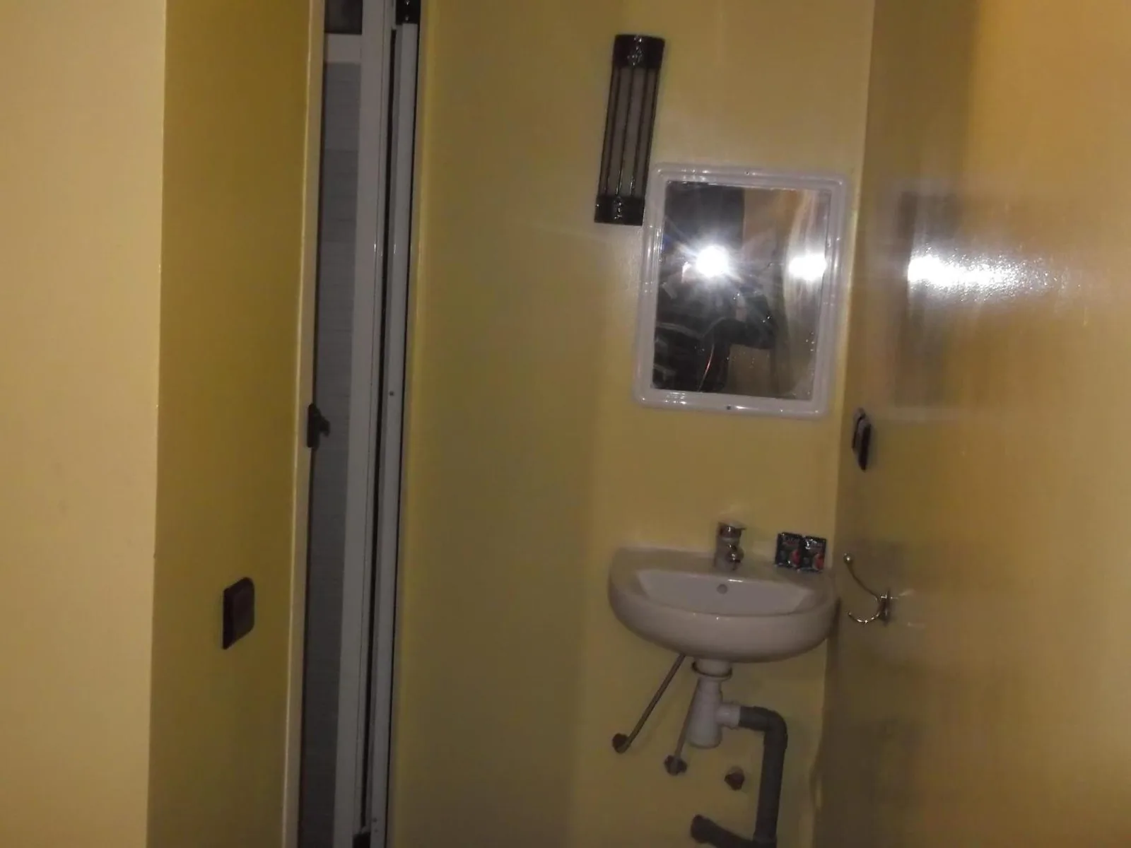 Ducha del baño en Tifinagh Guest House en Merzouga con paredes alicatadas y cortina de ducha