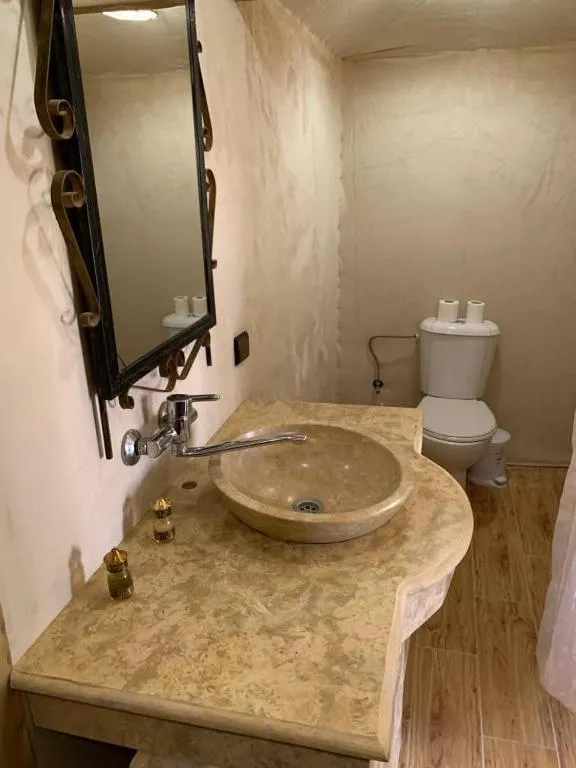 Salle de bain sophistiquée avec un meuble au Tilila Luxury Camp