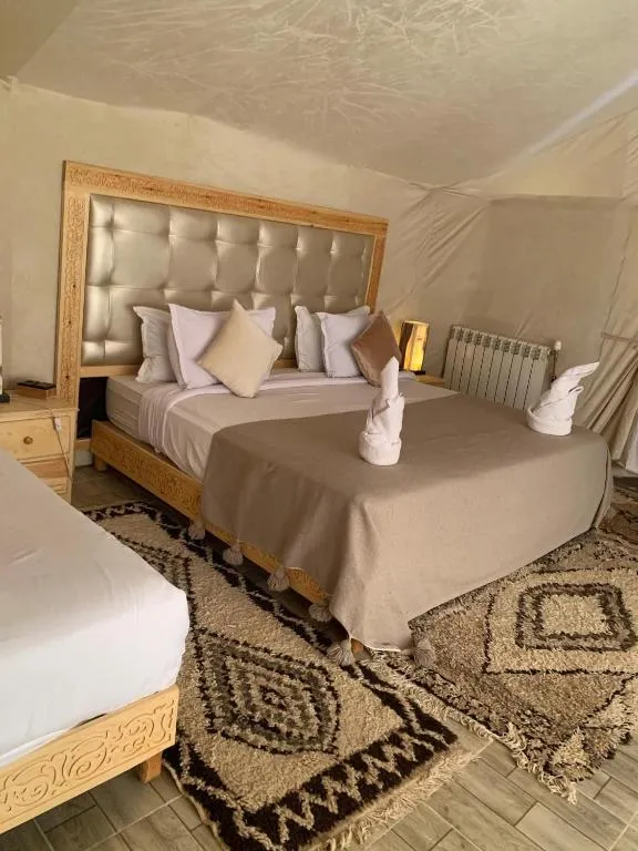 Chambre confortable au Tilila Luxury Camp avec un lit king-size